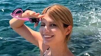 「だいぶこんがり」マギー 美背中にファンくぎ付け！「結構赤くなってる」スタイルの良さ際立つビキニ姿も披露