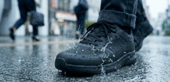 【ABC-MART】【梅雨の生活の質を劇的に変える】新作から見つける、『究極の全天候型フットウェア』で濡れないという選択肢