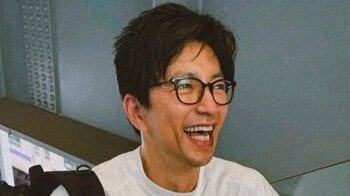 大沢たかおが変装なしで地下鉄に！？エスカレーターでの振り向きショットやイスに座る姿に「遭遇したすぎる！」などファン大注目