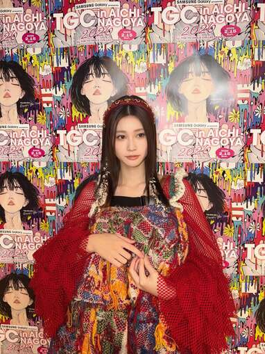 生見愛瑠 “絶対領域”見せニーハイブーツ×ミニ丈姿に「見事な脚線美」と