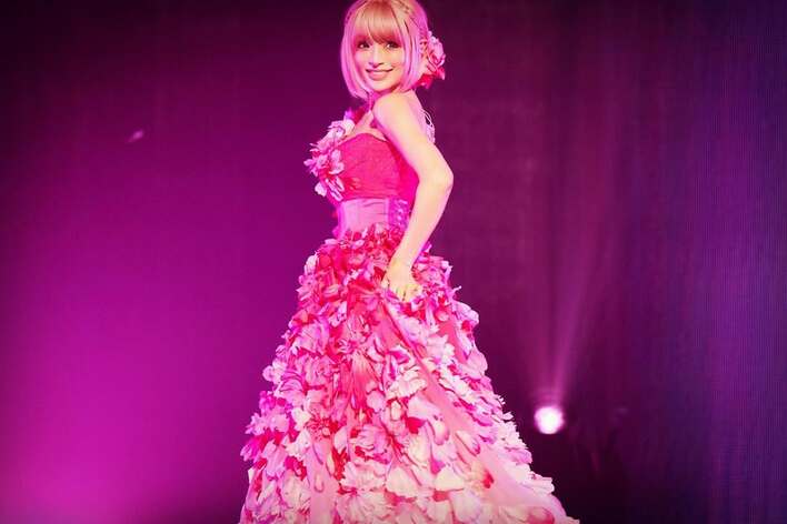 【画像16枚】浜崎あゆみ 無数の花がちりばめられた華やかなピンクドレス衣装のステージショットを見る