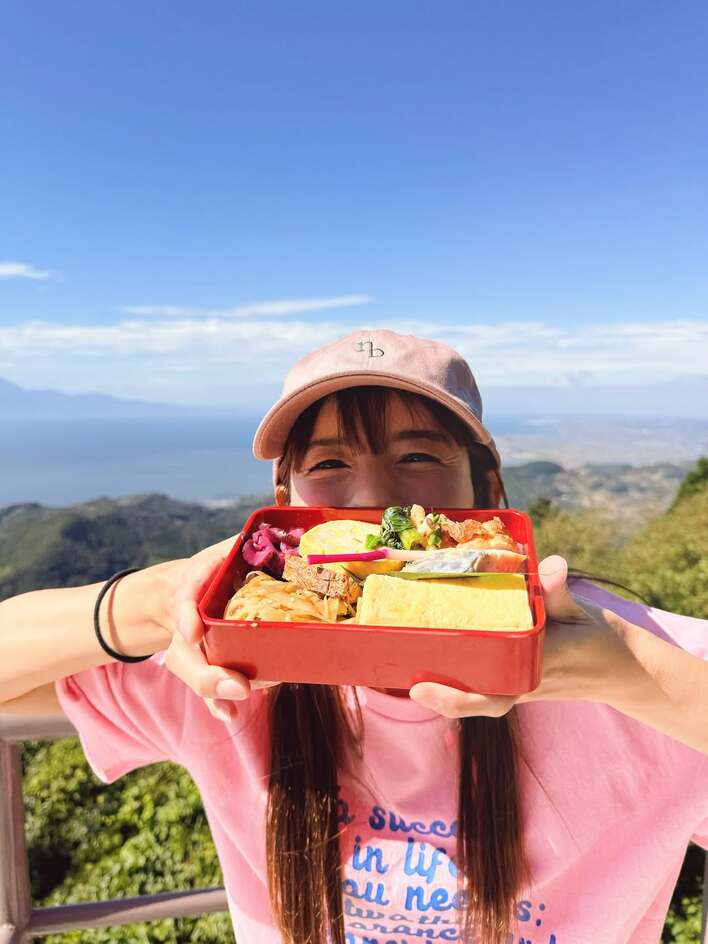 【画像6枚】スザンヌ 山頂での豪華お弁当公開!「美味しそう」と話題のボリューム満点な中身を見る