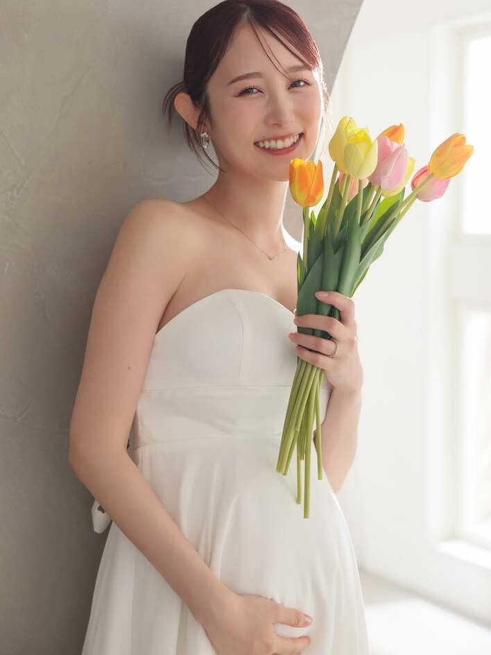 お笑い芸人コットン・きょんの妻が純白ドレスのマタニティフォトで臨月