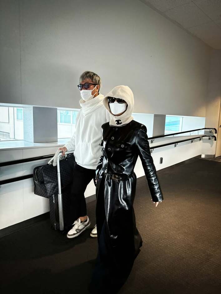 誰かわからんかった」浜崎あゆみ 全身隠した“完全装備”姿に反響