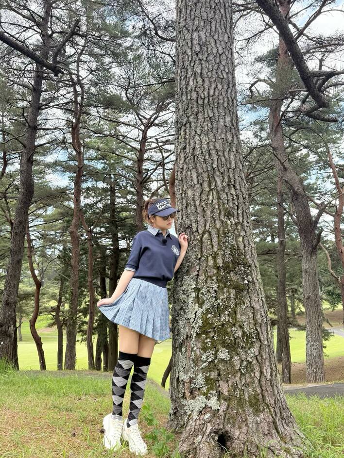 鈴木奈々 “絶対領域”際立つミニスカゴルフウェア姿を披露！カートに