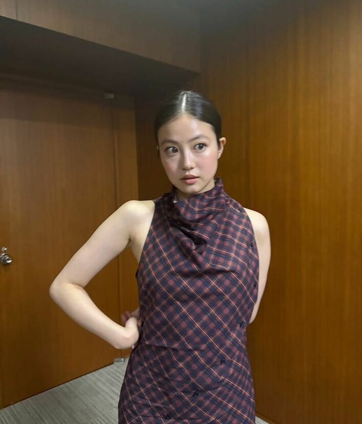 朝ドラ『あんぱん』ヒロイン・今田美桜 肩見せ上品ワンピ姿を