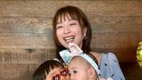 白洲迅の妻・竹内渉 2歳息子＆0歳娘との親子3ショットを披露！くりくりとした瞳の長女と長男のりんご奪い合いにほっこり