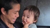 「ボク専用特等席」1歳弟が17歳兄の膝に“ノールックお座り”！ぐで～んとくつろぎねむねむ…貫禄たっぷりの姿に「大物感ある」「こんな胸キュンなかなかない」【激かわキッズ奇跡の瞬間】