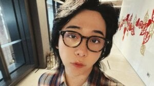 ミセス・大森元貴 前髪下ろし“雰囲気ガラリ”な色気たっぷり自撮りショット披露！ミステリアスな雰囲気漂う姿に「メロすぎ」「優勝」とファン悶絶