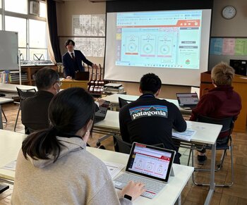 すららネット、大田区立糀谷中学校夜間学級にて外国ルーツの生徒を支えるICT活用研修を実施