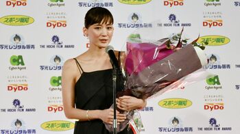 綾瀬はるか「どちらも難役だった」アクション光る2作品で「報知映画賞」主演女優賞を受賞
