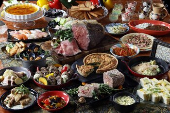 【大阪マリオット都ホテル】本格ビストロの味わいと旬の彩りを堪能！肉や魚介の旨みを生かした料理と、季節感あふれる華やかなデザートが並ぶ「ビストログルメブッフェ」を開催