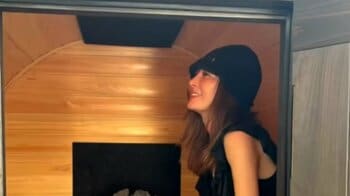 「笑顔が素敵」新山千春（44）サウナウェアで爽やか笑顔＆美スタイル披露！オーシャンフロントの貸ホテルで大はしゃぎショット