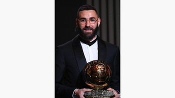 ベンゼマ フェンディのタキシードで「バロンドール」の授賞式に登場！