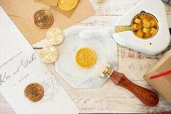 AI時代に手作りのぬくもりを！？自分の名前が全16種類の“おしゃれなロゴ”に図案化される「TYPO シーリングスタンプ」