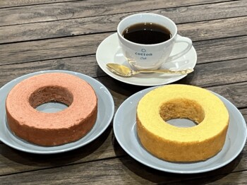 綿半から“しっとり”を味わう白と赤のバウムクーヘンが新登場