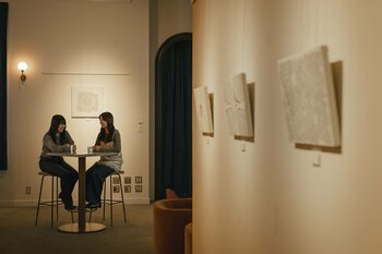 アールデコ様式の建築が幻想的なホテル空間で芸術の秋を愉しむ。宿泊者以外も入場無料のホテル内ギャラリー「UNWIND GALLERY」で、北海道在住アーティストYokoi Haru氏の展示を開催