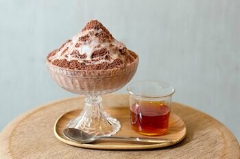 氷そのものがチョコレート！チョコレート専門店ならではの、チョコレート氷からつくる“大人のかき氷”が、昨夏の好評を受け“2層”に進化。今夏3店舗に拡大して登場。