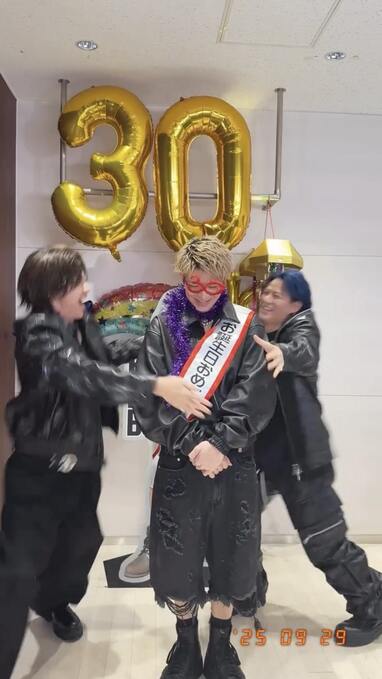 岸優太30歳の誕生日を平野紫耀＆神宮寺勇太が盛大にお祝い！特大ハート