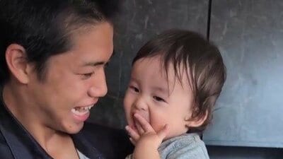 「ボク専用特等席」1歳弟が17歳兄の膝に“ノールックお座り”！ぐで～んとくつろぎねむねむ…貫禄たっぷりの姿に「大物感ある」「こんな胸キュンなかなかない」【激かわキッズ奇跡の瞬間】