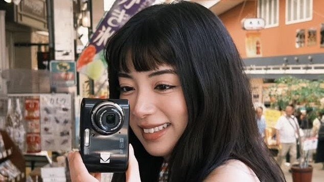 【画像】「オン眉キュン」池田エライザ センター分けからイメチェン!海をバックにした肩出しコーデを見る