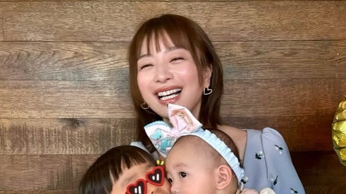 白洲迅の妻・竹内渉 2歳息子＆0歳娘との親子3ショットを披露！くりくりとした瞳の長女と長男のりんご奪い合いにほっこり