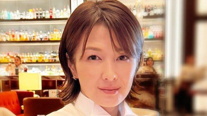 吉瀬美智子 13歳長女とアフタヌーンティーを満喫！爽やかな白シャツ姿で優雅なひとときを過ごすオフショットに「ドラマのワンシーンのよう」