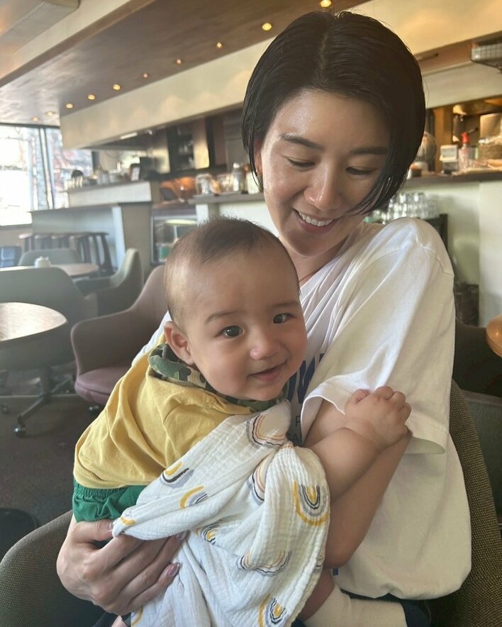 栗原恵 0歳長男の近影に驚きの声！にっこり笑顔の2ショットに「もう 