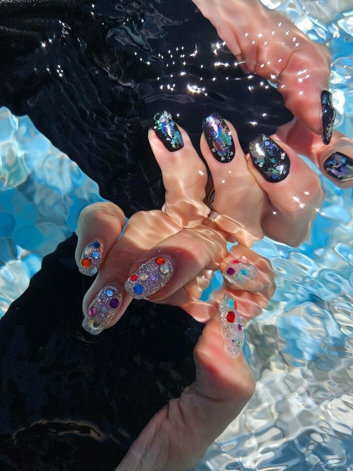 山田優 ハワイのプールサイドで美脚際立つミニ丈ワンピ姿公開