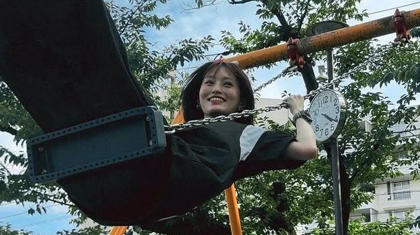 山本彩 ブランコで無邪気に遊ぶショット公開！爽やか笑顔に「愛おし