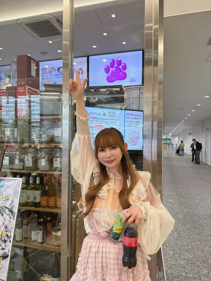 才能に脱帽」中川翔子 妊娠中にお腹の上で描いた絵が自販機に
