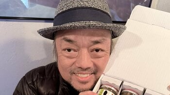 「貴重なお写真」パパイヤ鈴木 約25年前の夫婦ショット公開！妻への愛情深いメッセージを寄せた1枚に「素敵な奥様」「デレデレのパパさん」