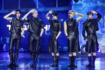 TOMORROW X TOGETHER 再契約に「心配しないで」YEONJUNが振り付けに参加した新曲「Beautiful Strangers」を披露！「みんなが沼落ち…」制作の裏側秘話も