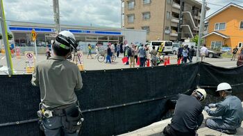 ついに “富士山×コンビニ”隠す巨大黒幕設置される 他の“映えスポット”でも外国人観光客らのマナー違反続出