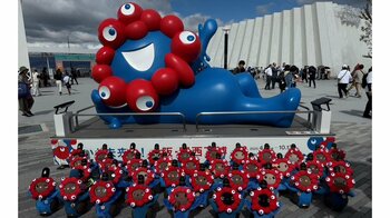 【万博ロスのあなたへ】“小ミャクミャク”が大集合！？大屋根リングを仲良く行進する姿に「遭遇したい」「これが噂の」と反響が！「ミャクけつ」もしっかり再現