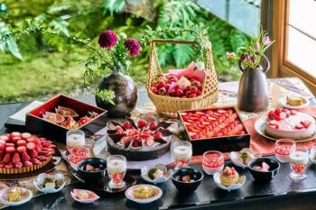 【ヒルトン東京お台場】日本料理「さくら」初開催　春限定 「和×いちご デザートビュッフェ」～日本庭園越しに望む東京湾の景色が彩るティータイム～