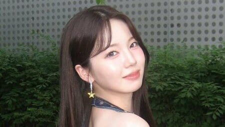 「え、凄過ぎん」NiziU・AYAKA まるで“スパイダーマン”!? おなかチラリなトレーニング姿に「ウエスト細すぎ」