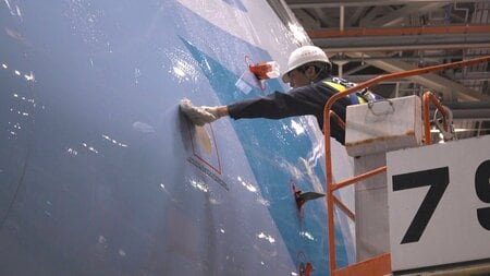 【密着】真夜中の成田空港　点検・清掃のプロ技！年末年始を前に“安全確認”　高さ24ｍ超大型機を洗浄