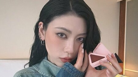 三吉彩花 ミニ丈デニムからスラリと伸びる美脚ショット披露！黒髪ウェーブ×アンニュイな表情が目を引く大人な夏コーデ