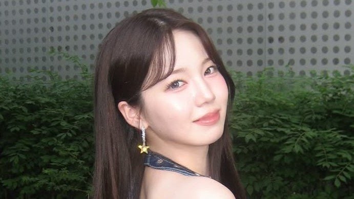 「え、凄過ぎん」NiziU・AYAKA まるで“スパイダーマン”!? おなかチラリなトレーニング姿に「ウエスト細すぎ」
