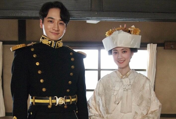 【写真】白無垢の生田絵梨花、大礼服の小関裕太の全身ショットを見る