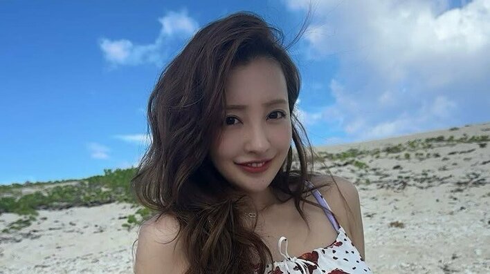板野友美 美スタイル際立つビキニ姿で沖縄の海を満喫！「娘の成長を感じれた旅」愛娘とおそろの水着で抱っこする写真も公開し「神ってる」と反響