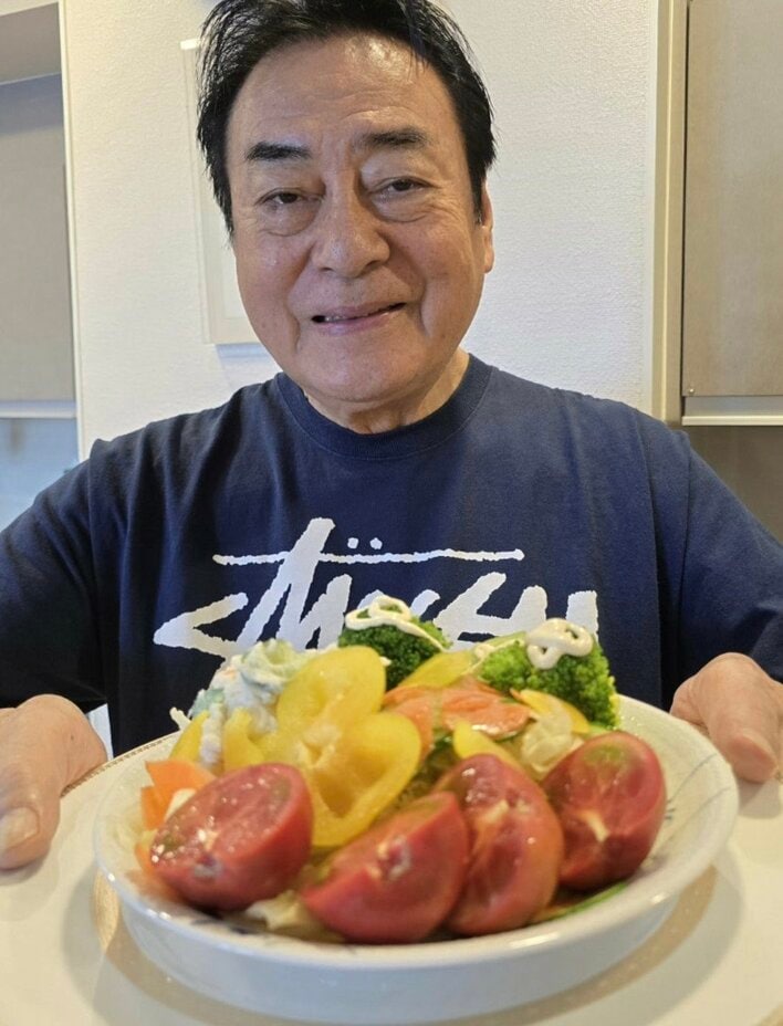 高橋英樹 高糖度トマトで“デカ盛りサラダ”の豪華朝食を披露！野菜
