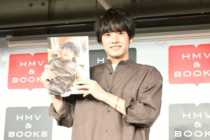 赤楚衛二　非売品　店頭用　試し読み book 1st写真集を発売の赤楚衛二 海外での人気を実感！「SNSのコメントの