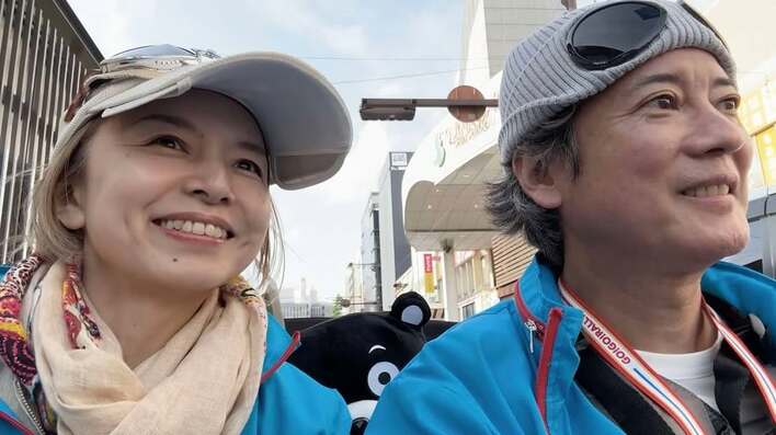 山口智子 夫・唐沢寿明との貴重な“2ショット”披露 熊本城の前で仲
