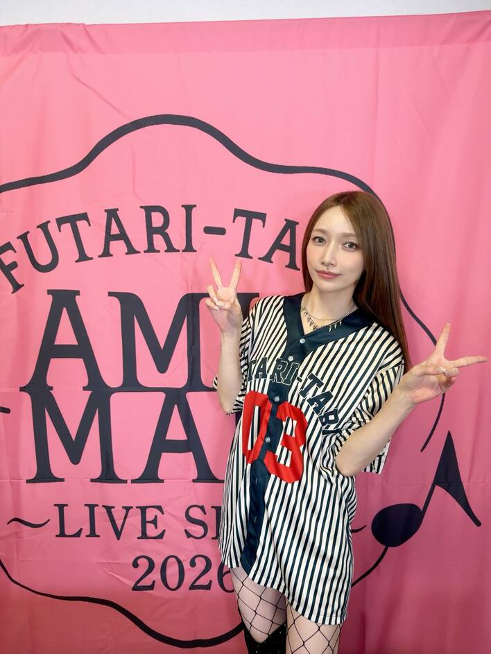 後藤真希 “絶対領域”見せのニーハイブーツ×ミニ丈風衣装を披露！ヘソ
