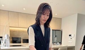 【貴重な姿！？】月城かなとが真剣な表情で焼いているのは…SNS「焼く姿も美しい」「カッコよくてかわいい」『終幕のロンド』