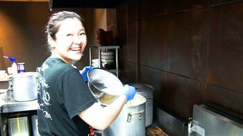 行列ができる人気ラーメン店「芛堂寺（いどうじ）」店主・伊堂寺まいに密着