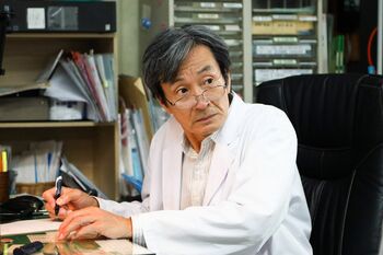 佐戸井けん太が石原さとみと対峙！町医者演じ「感じたことは“初心忘るべからず”」