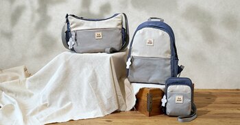 【ムーミン】新色スモーキーブルー登場！愛らしいワッペンが、あなたの日々にそっと寄り添う。アウトドアの遊び心と、大人に似合う柔らかな色彩を纏った万能シリーズ。日常の何気ない瞬間も、これひとつで軽やかに。